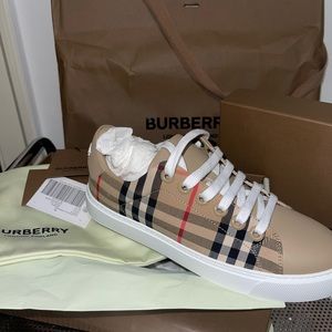 WOMENS BURBERRY ALBRIDGE SIZE 36.5 NEVER WORN